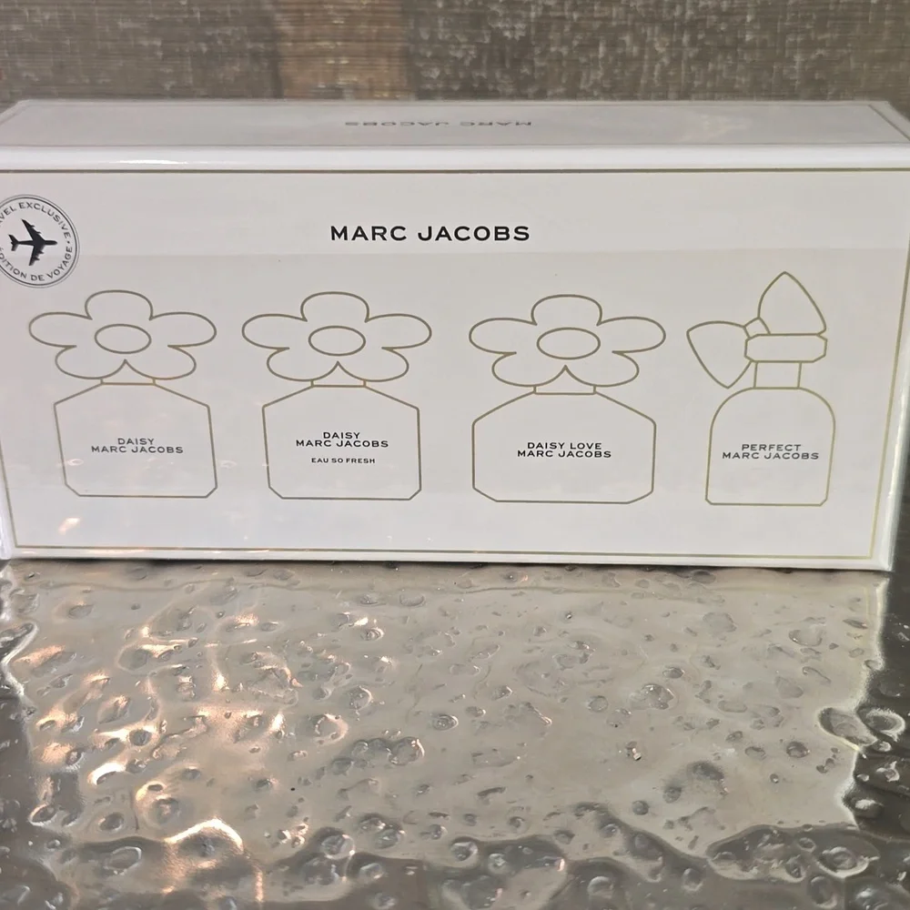Marc Jacobs Fragrance Set With 4 Scents, Travel Sizes, New And Sealed In Box - Picture 2 of 3
